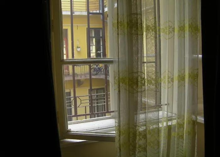 Operahouse Hostel *
