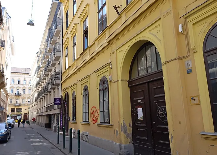Operahouse Albergue *