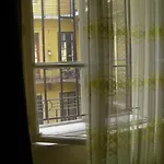 Operahouse Hostal *
