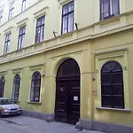 Operahouse Hostal *